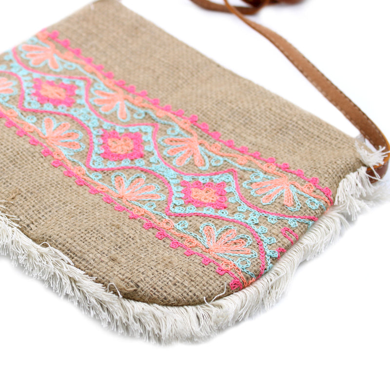 bolso con flecos blancos y una cenefa bordado veraniega de varios colores: azul, rosa y naranja