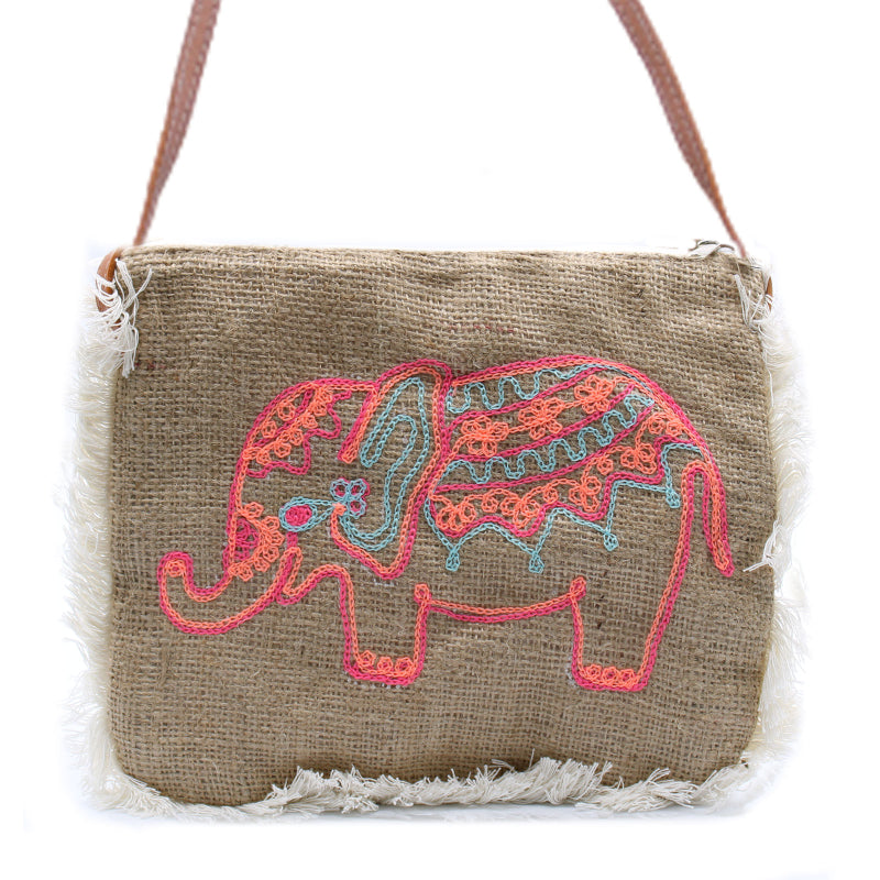 bolso con flecos blancos y un elefante bordado con varios colores: azul, naranja y rosa