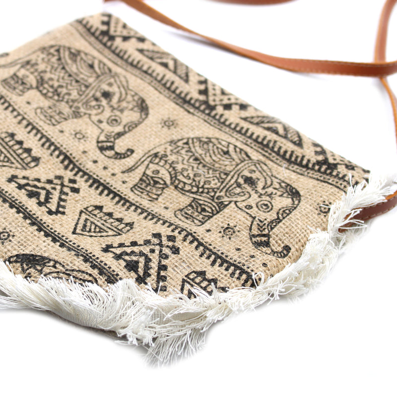 bolso con flecos blancos y elefantes negros estampados con un patrón muy bonito