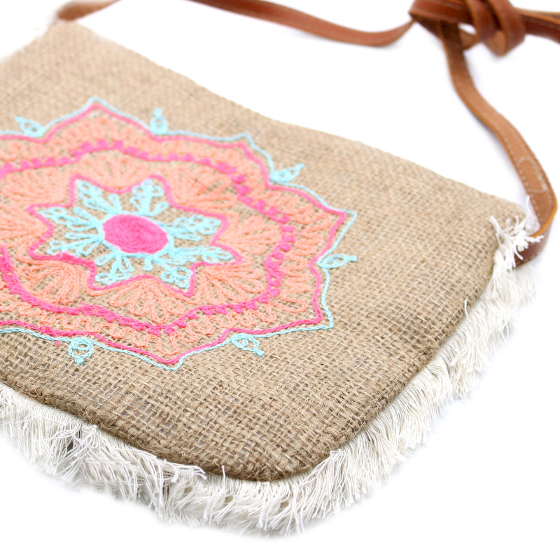 bolso de flecos blancos con un mándala bordado con varios colores: azul, rosa y naranja