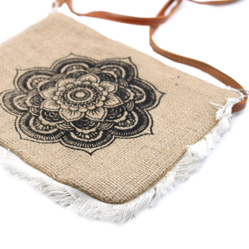 Bolso con flecos blancos y un mándala negro estampado