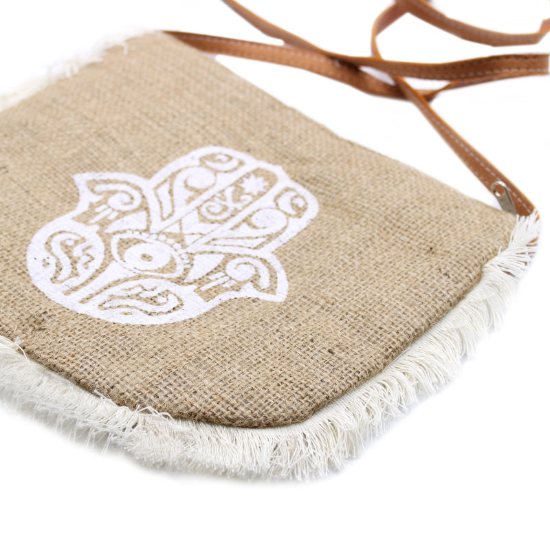 bolso con flecos blancos y una mano de Fátima estampada en blanco con un diseño muy bonito