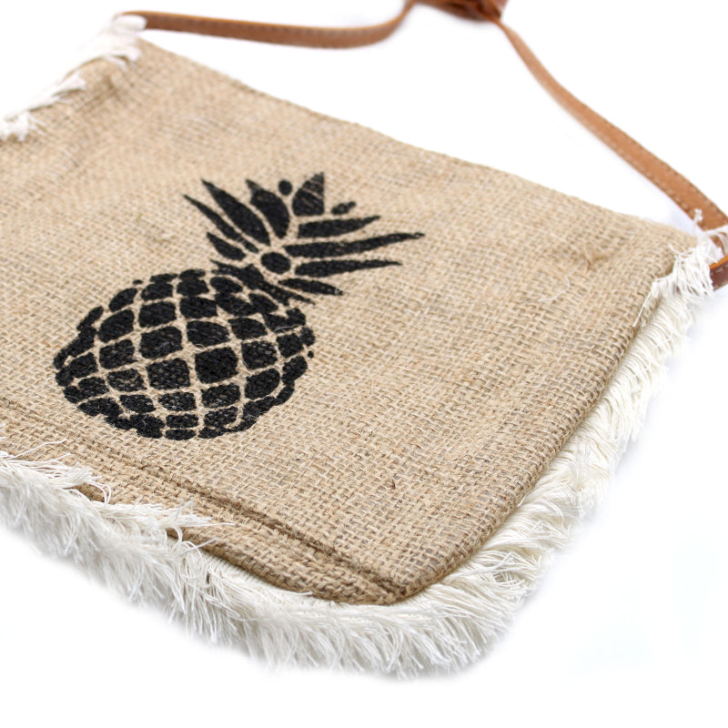 bolso con flecos blancos y una piña estampada en negro