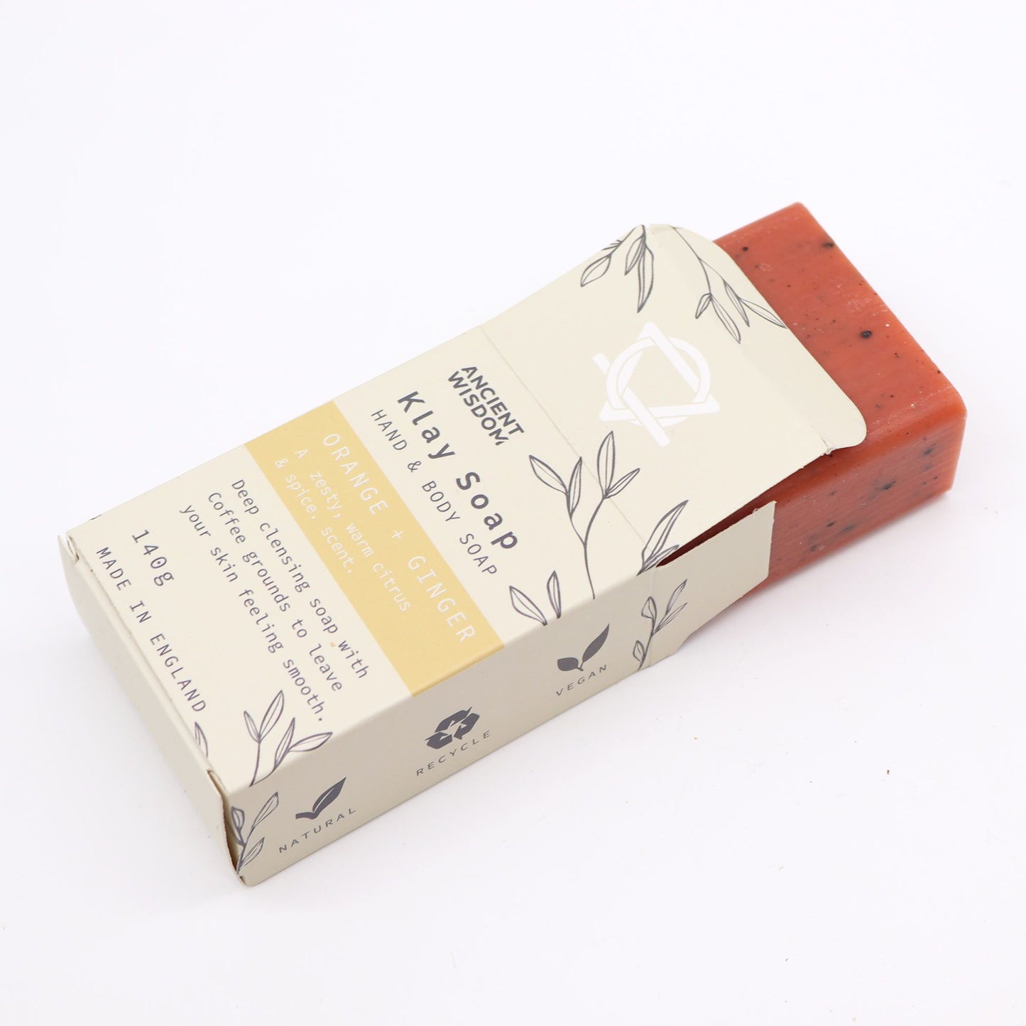 Jabón artesanal de arcilla con naranja y jengibre. Vegano y natural, para limpieza profunda y piel equilibrada.