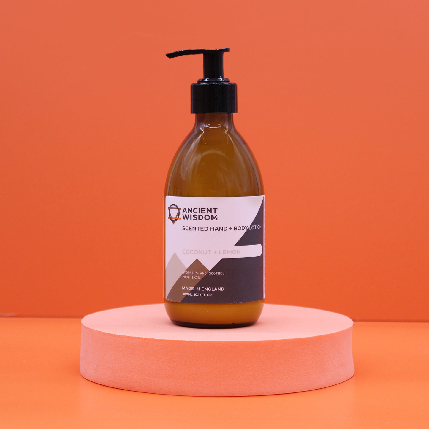 Loción corporal natural de coco y lima en envase sostenible, ideal para hidratación ligera