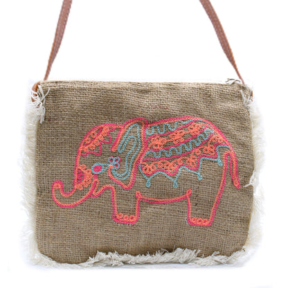 bolso con flecos blancos y un elefante bordado con varios colores: azul, naranja y rosa