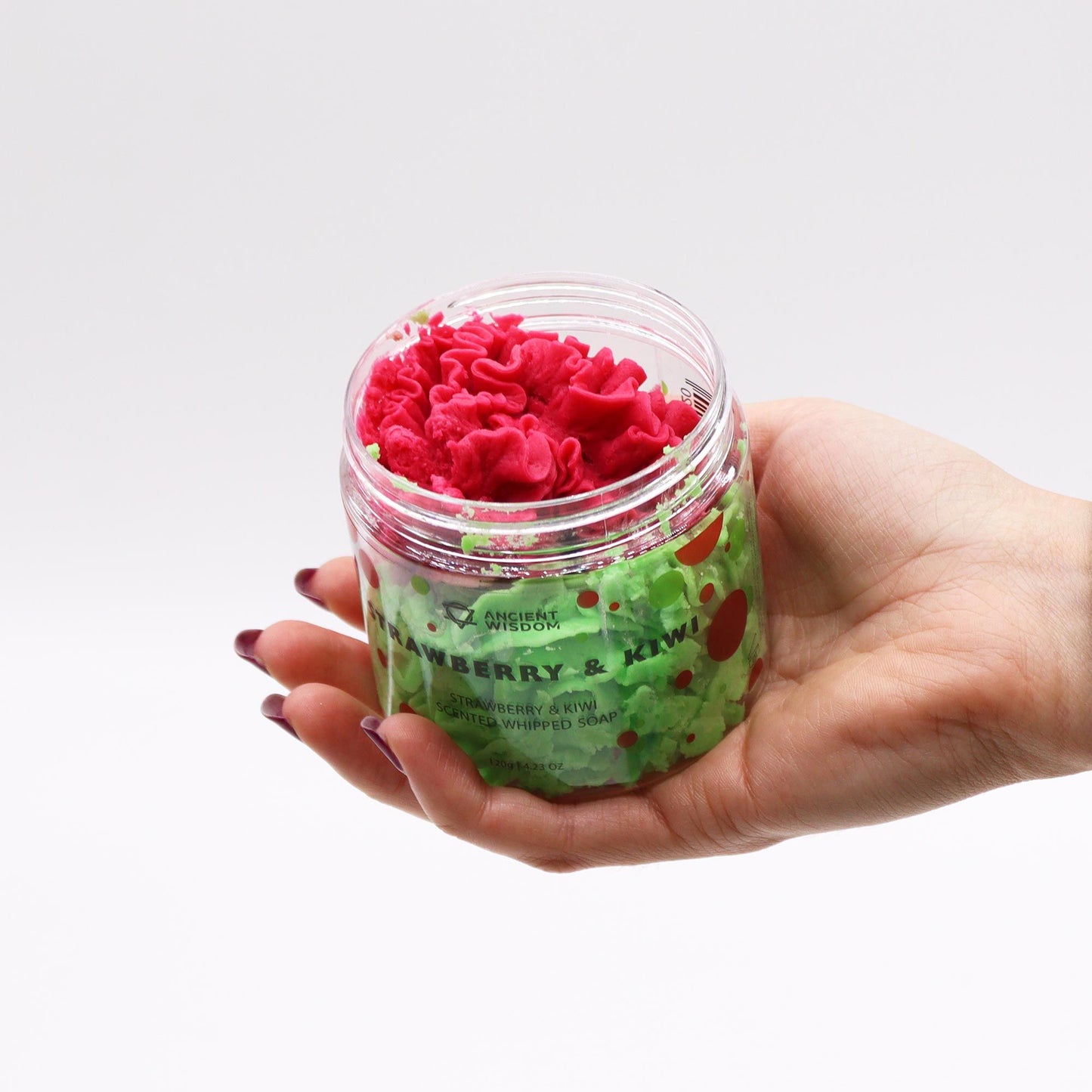 Jabón artesanal de crema batida con fresa y kiwi de Ancient Wisdom, vegano y natural, que limpia suavemente e hidrata la piel.