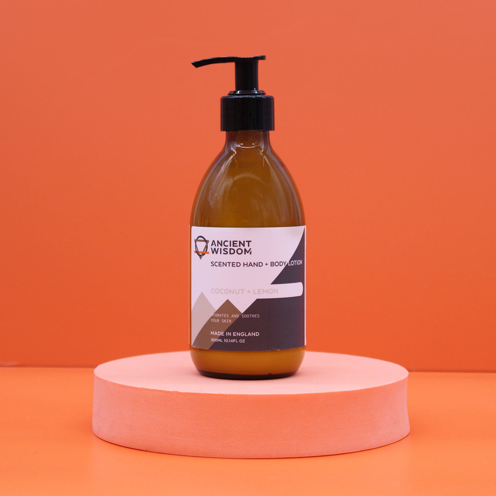 Loción corporal natural de coco y lima en envase sostenible, ideal para hidratación ligera