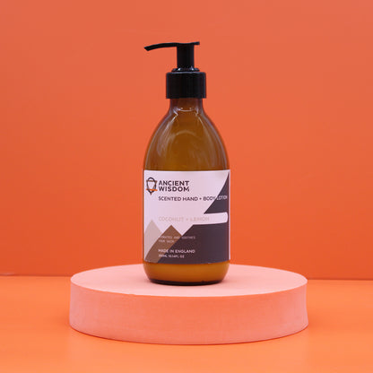 Loción corporal natural de coco y lima en envase sostenible, ideal para hidratación ligera