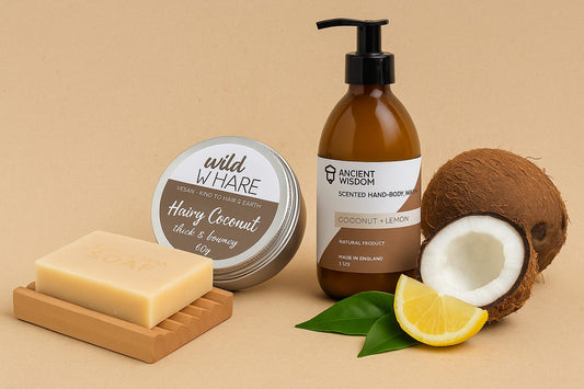 Pack de cuidado corporal natural con champú sólido de coco, jabón sólido de coco y loción corporal de coco y lima sobre fondo neutro.